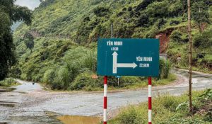 Biển chỉ đường có thể gây bối rối cho khách đến Hà Giang